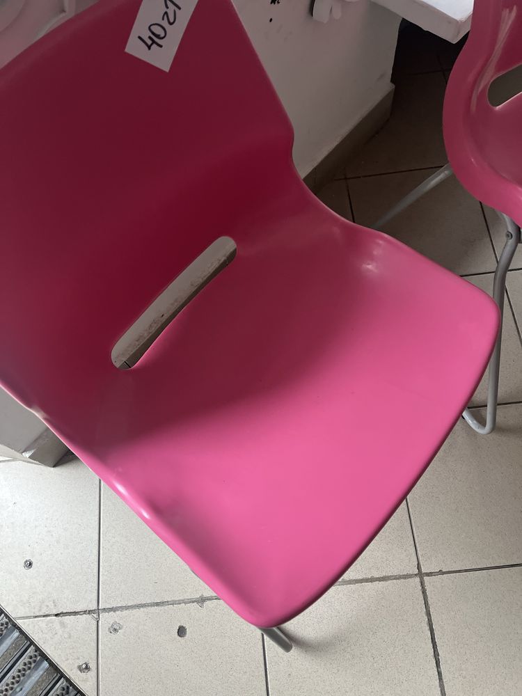 Dwa rózowych krzesła z IKEA