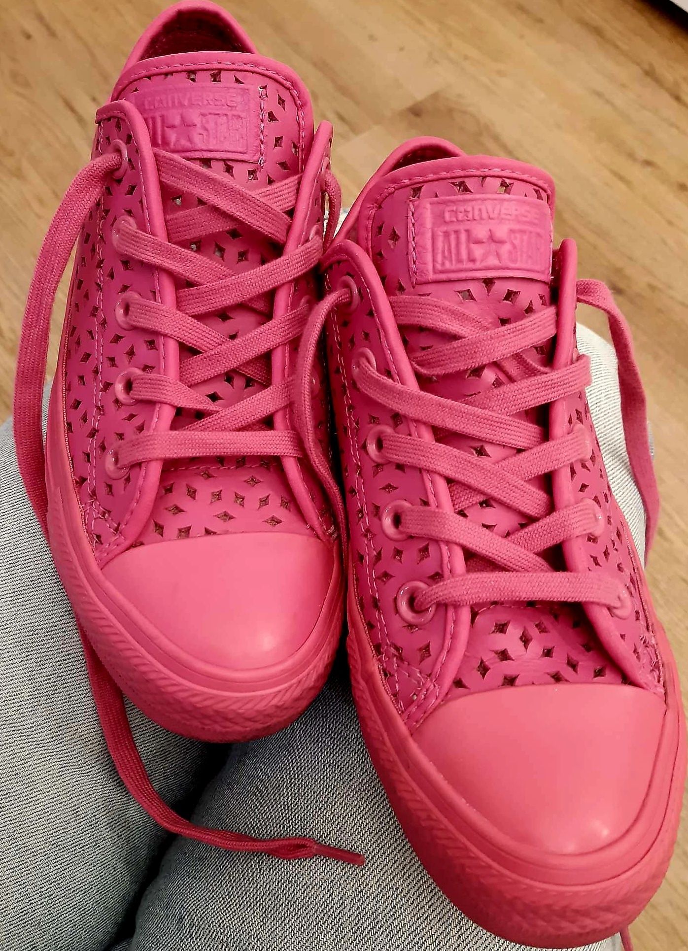 Różowe ażurowe buty Converse