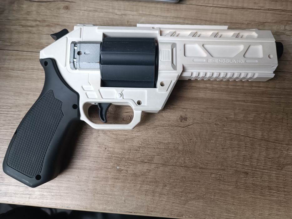 Продам игрушечный револьвер