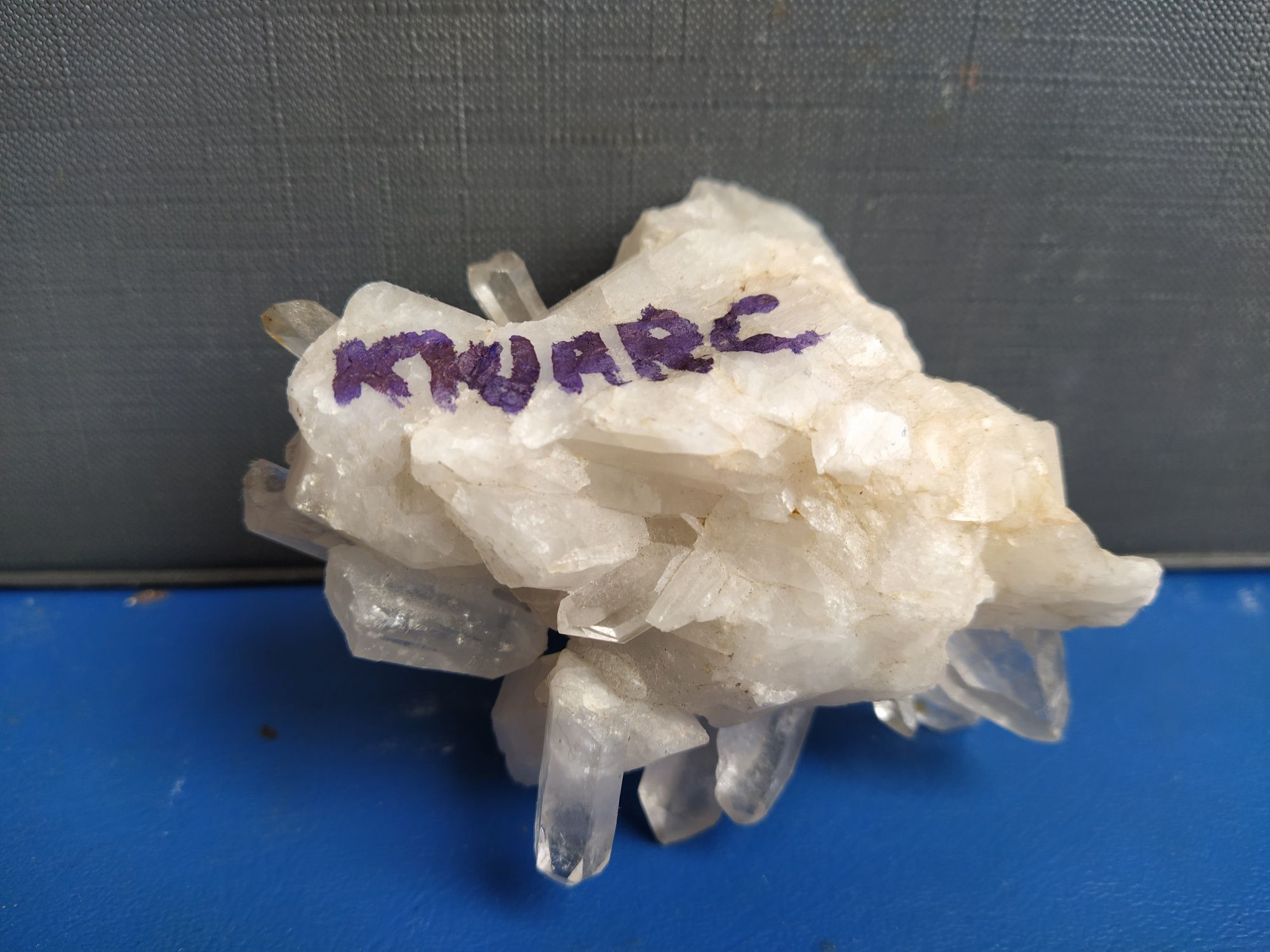 Kwarc biały.minerał.bryła górska.209 gramów
