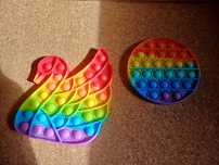 Pop it jogo de silicone anti-stress. Conjunto de 2 = 3€
Em bom estado.