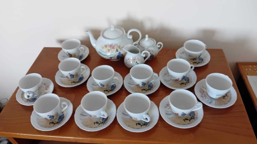 Conjunto da chá em porcelana marca Spal. 12 chávena, tudo completo