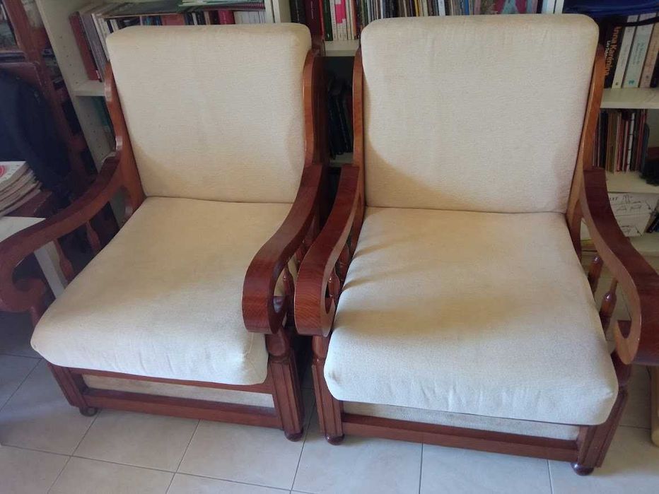 Cadeirões de madeira