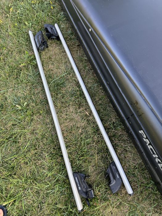 Багажник на автомобіль з рейлінгами в зборі