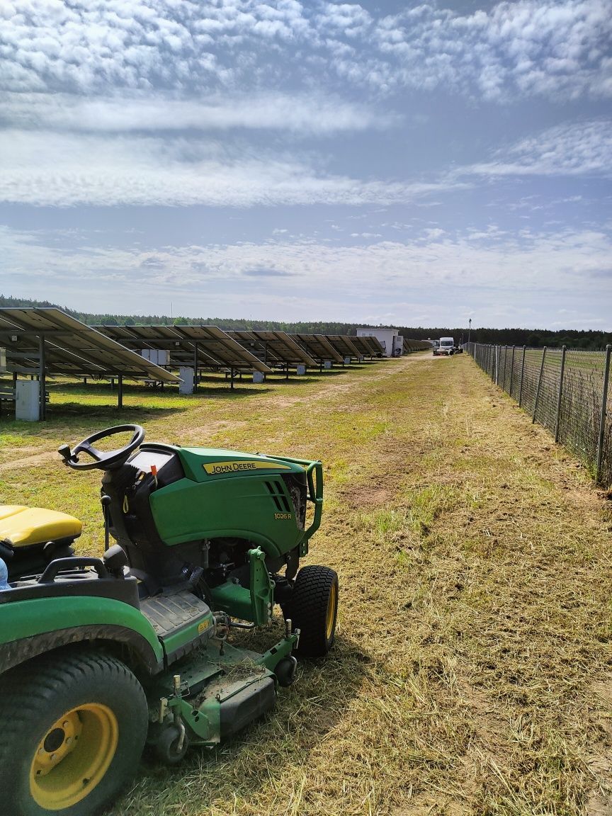 Koszenie farm fotowoltaicznych trawy koszenie farmy paneli nieuzytkow