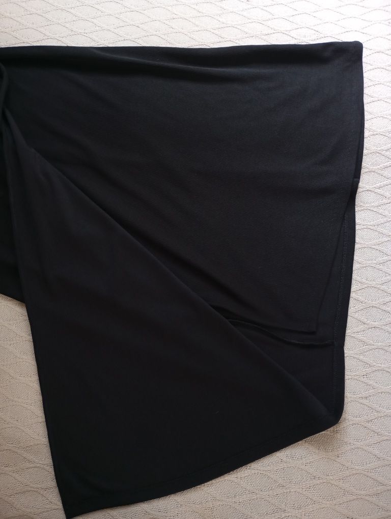 H&M M długa czarna kopertowa sukienka midi w prążki z paskiem