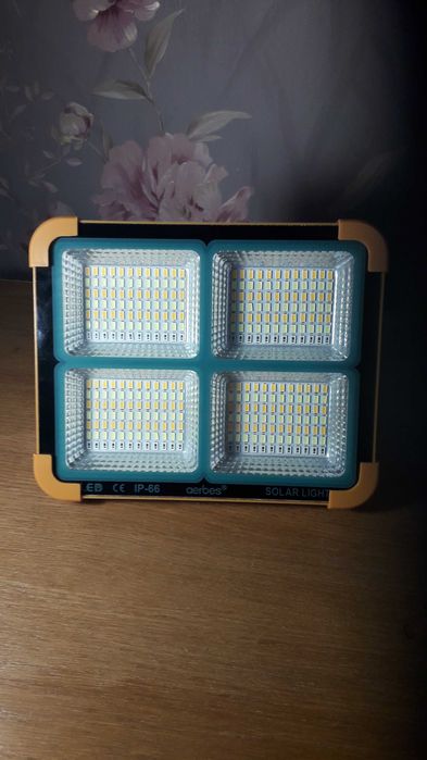 Лел лампа павербанк на сонячній панелі з вбудованим акамулятором