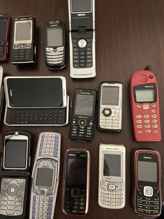 Лот разных мобильных телефонов