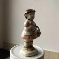 Stara figurka ceramiczna/porcelanowa dziewczynka grzybiarka