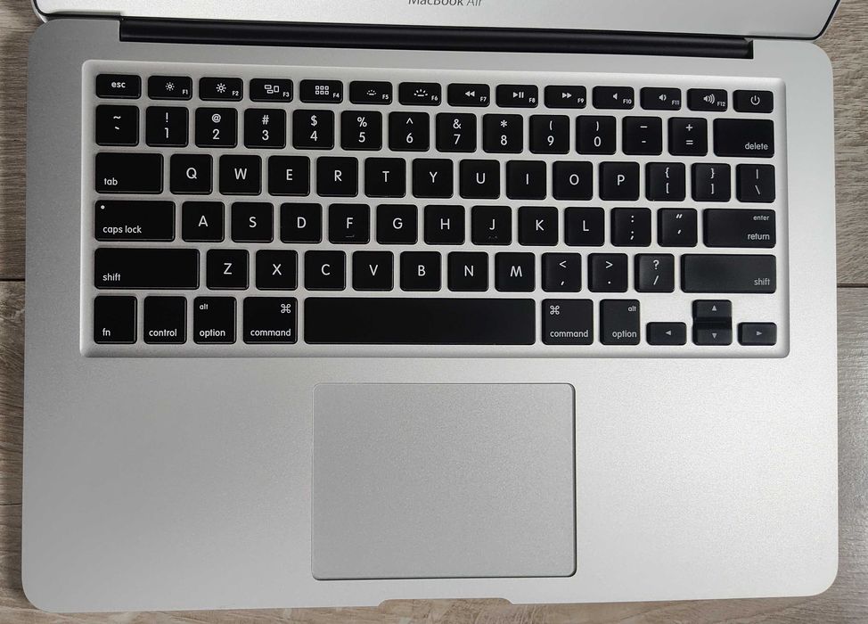 Apple MacBook Air 13" 2015 Core i7-5650U\8 Gb\SSD 256 Gb\5 hr
