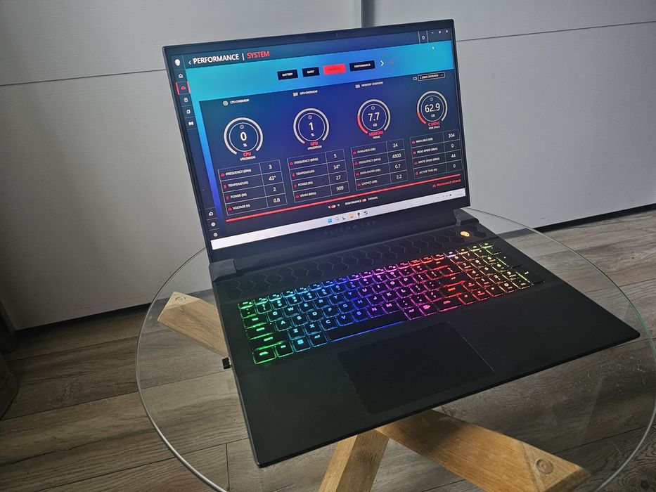 Alienware m18 R1 (AMD Ryzen 9 7945HX / Radeon RX 7900M)