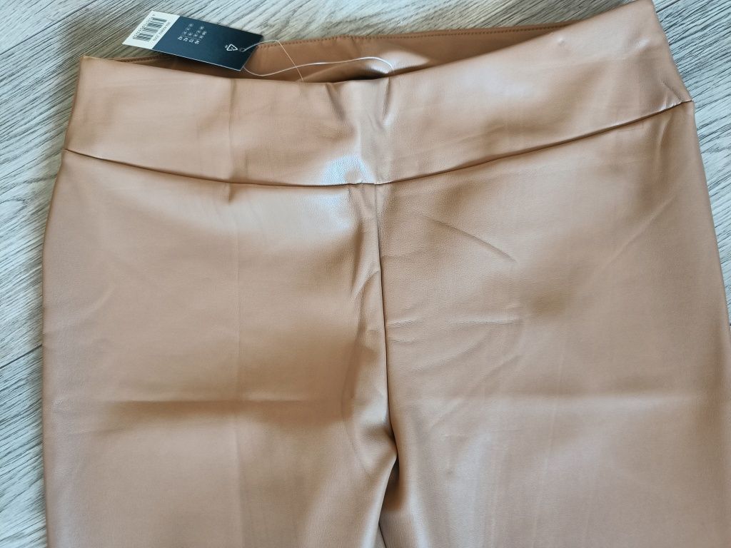 Karmelowe leginsy ekoskóra 40