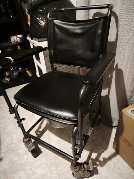 Cadeira de Banho Acolchoada com Sanita Portátil