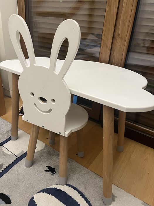 stolik drewniany chmurka i krzeselko drewniane krolik