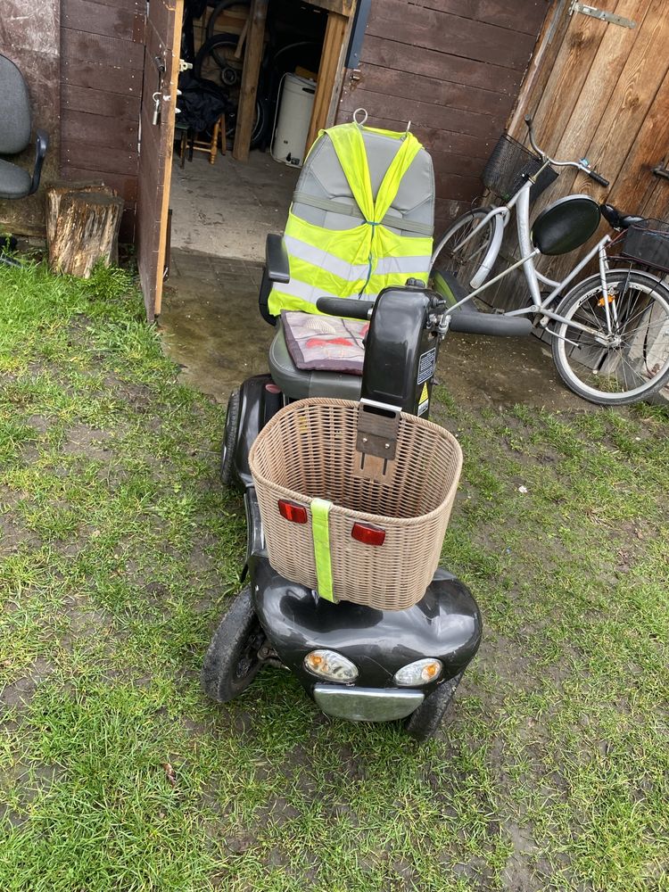 Wozek elektryczny dla starszej osoby.