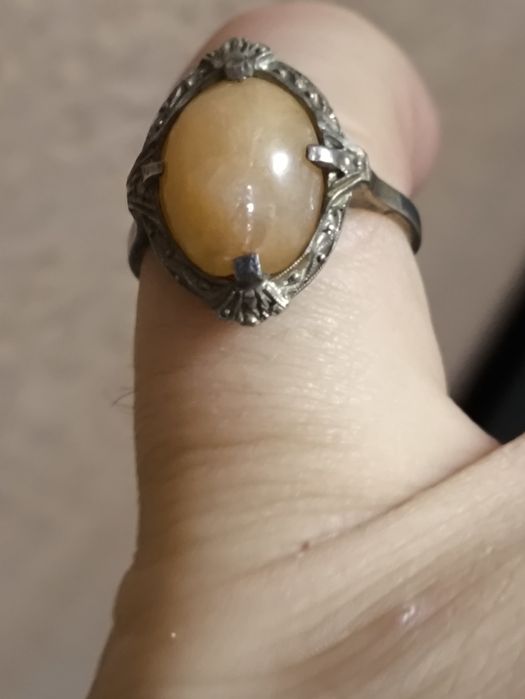 Stary srebrny pierścionek z miodowym oczkiem . Vintage