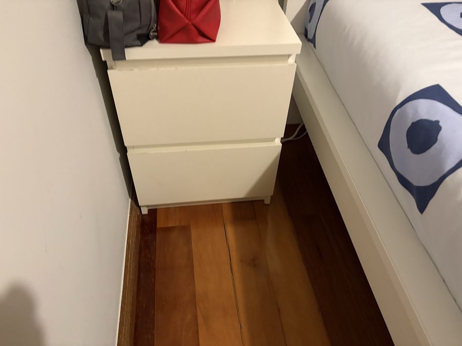Cama de casal 1,4 x 2,0 e mesa de cabeceira