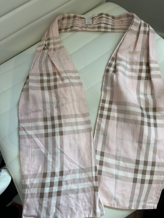 Gorgeous Burberry short scarf