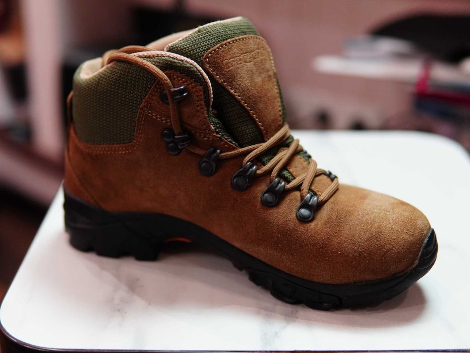 Жіноче трекінгове взуття Event з підошвою Vibram — розмір 38