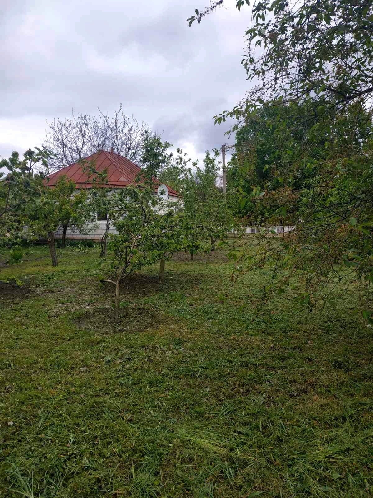Продається затишний дім з окремою банею.