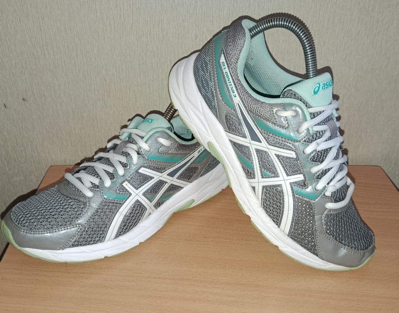 Кросівки фірми Asics 39 розміру