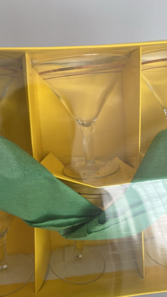 Kieliszki do Martini ze złotą obwódką
