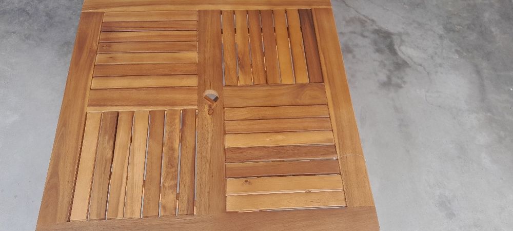 Mesa de jardim em Madeira