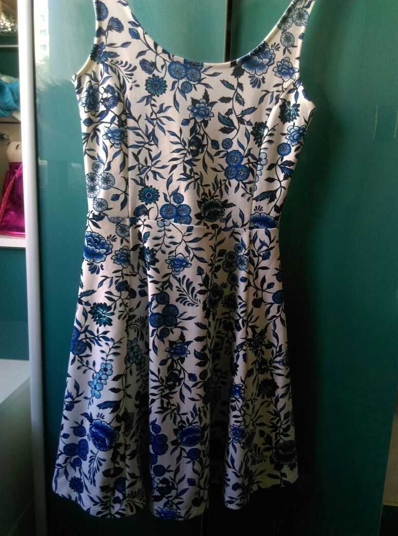 Sukienka w kwiaty H&M