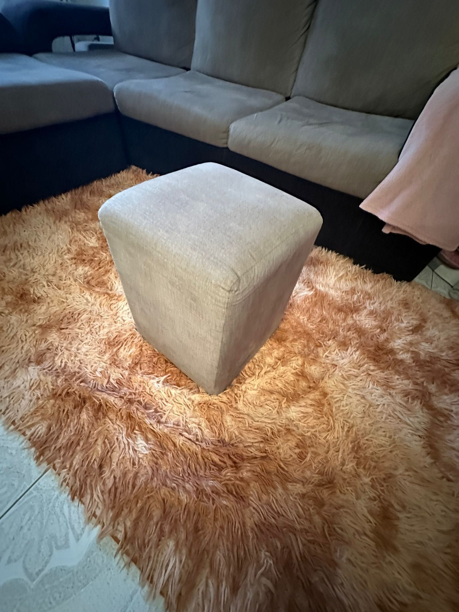 Sofá c/chaise + 4 pufs