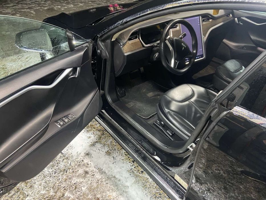 Тесла модел S 2013 року