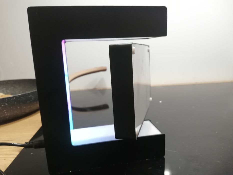 Lewitujaca ramka na zdjęcia