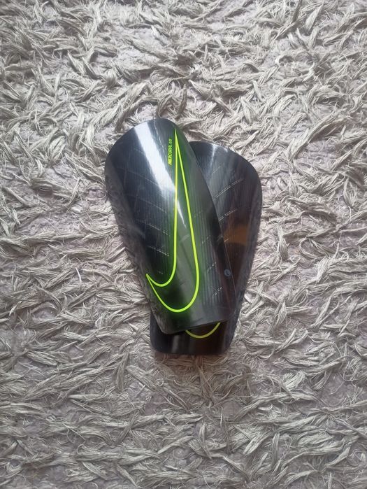 OCHRANIACZE PIŁKARSKIE NIKE Mercurial (czarno-limonkowe)