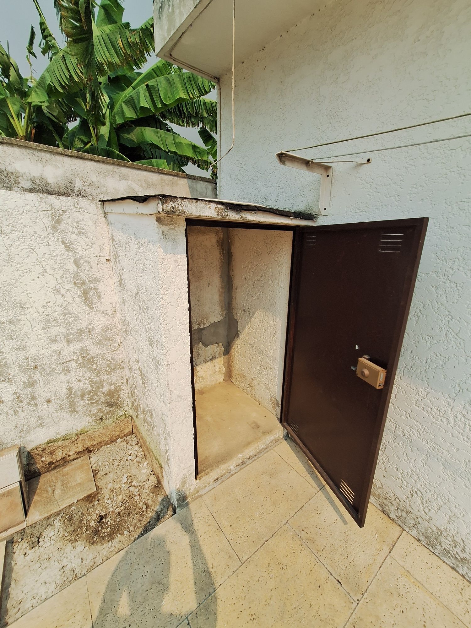 Portão de ferro com fechadura
