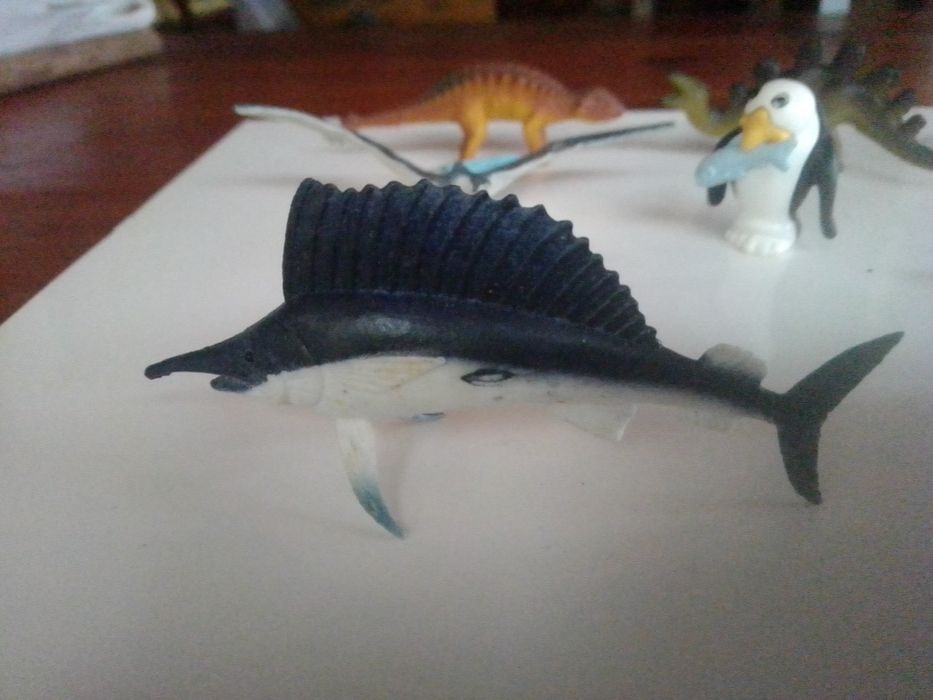 Bonecos de animais peixes e dinossauros