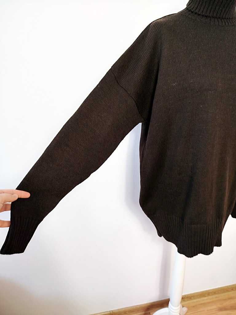 ciemnobrązowy długi sweter oversize z golfem