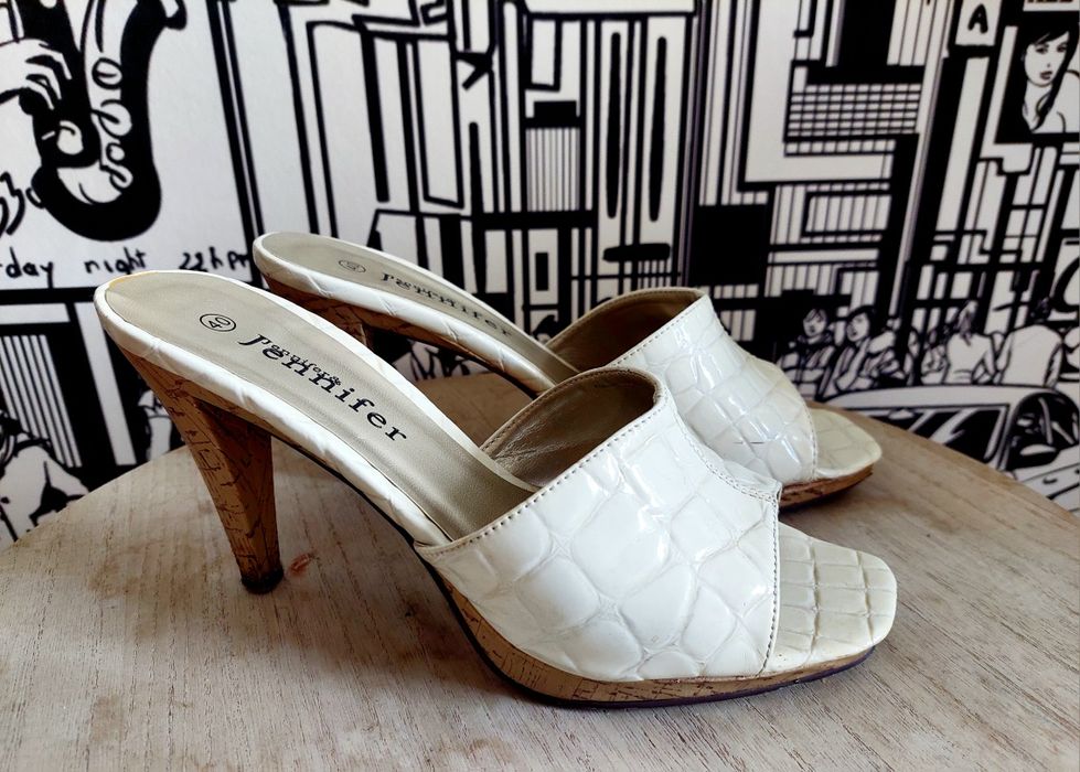 Białe sandały klapki na obcasie na słupku CCC Jennifer