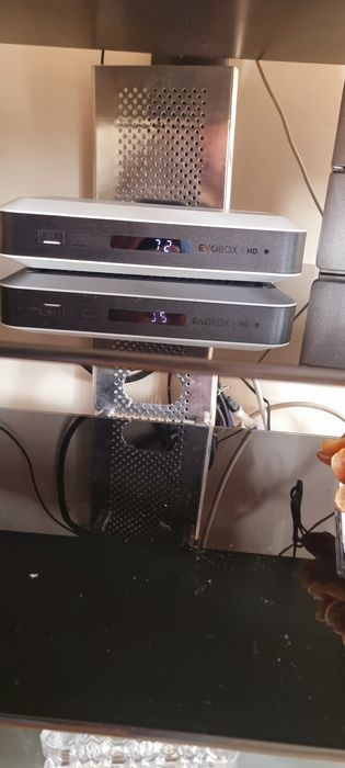 Szafka RTV szklana z chromowanymi wstawkami