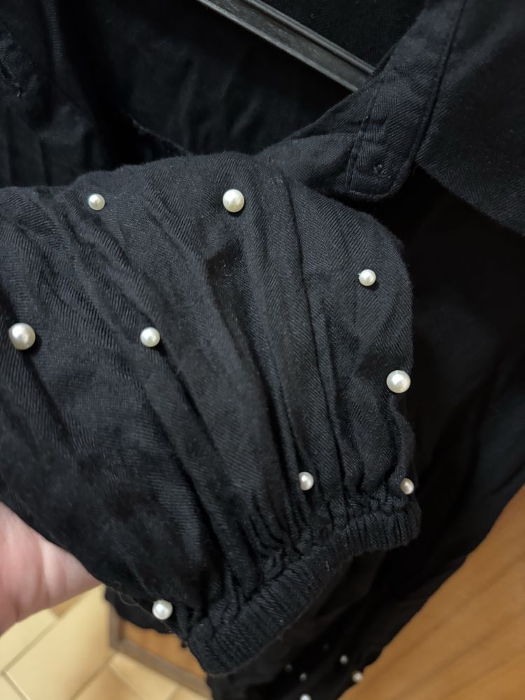Camisa preta com pérolas e manga balão