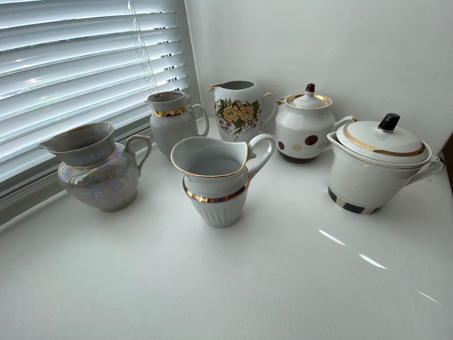 Посуда,фарфоровые тарелки,блюдо,сахарница,чашка,чайник,молочник