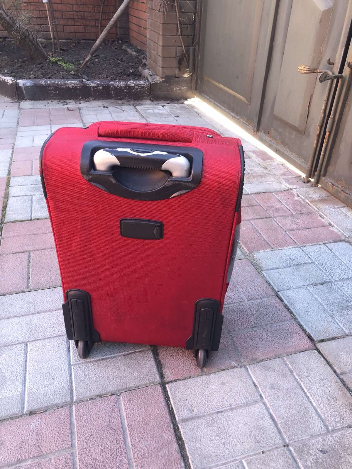 Продам дорожный чемодан