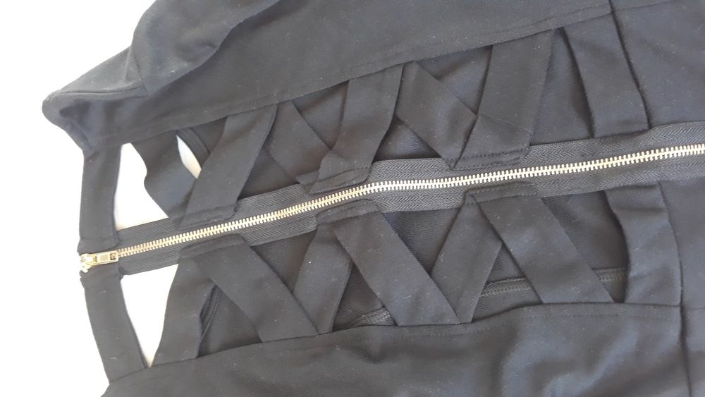 Sukienka mała czarna z wycięciami na plecach