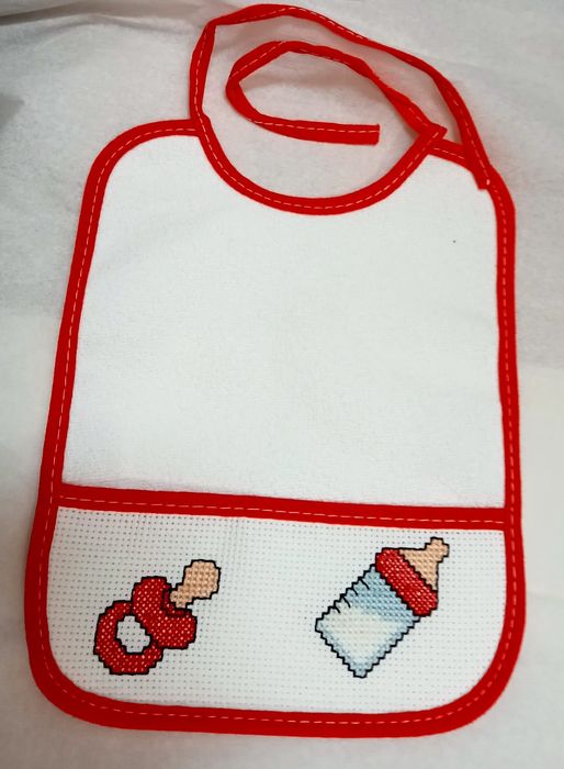 Babetes bordados a ponto cruz