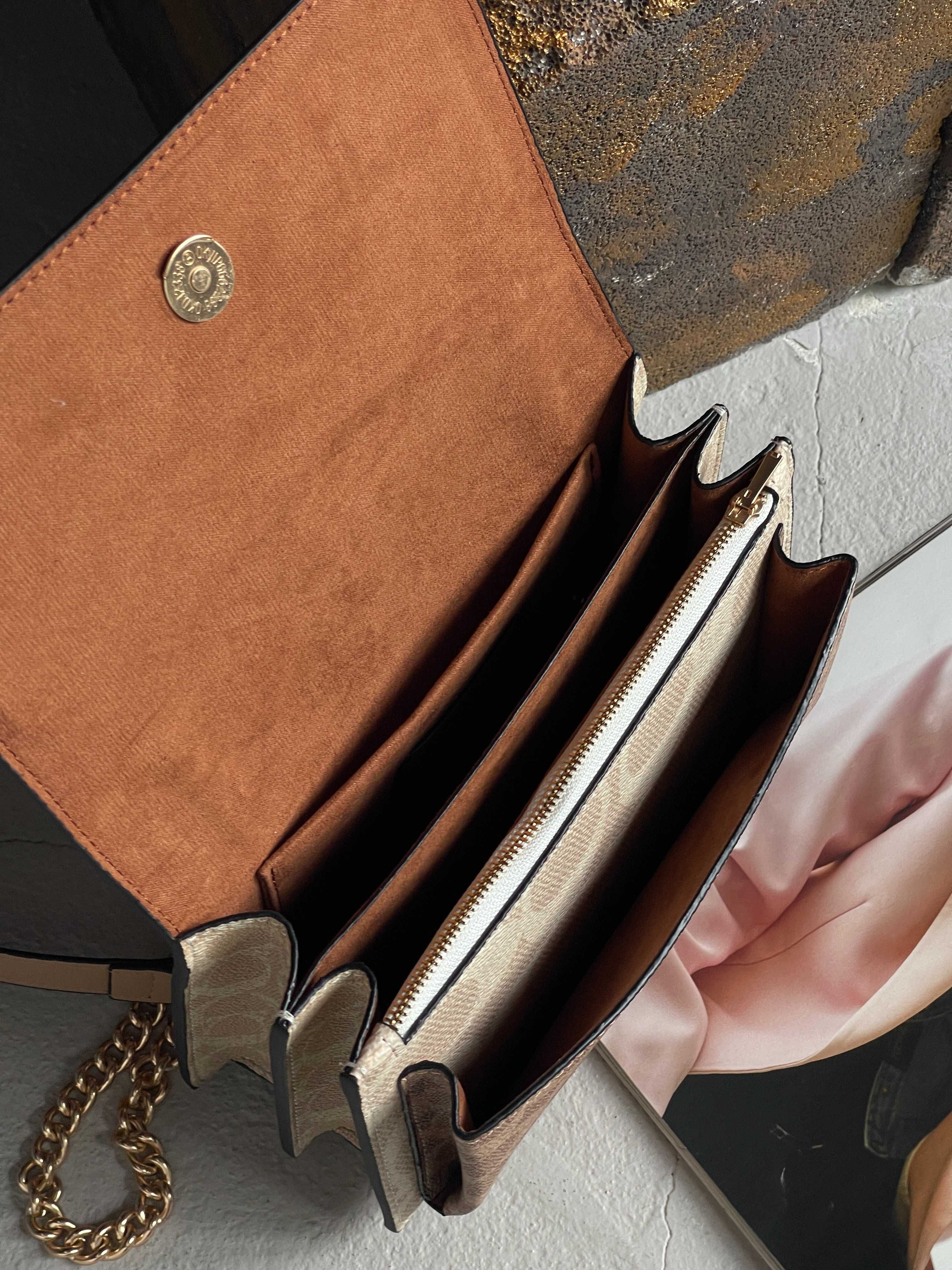 Сумка Coach Mini Klare Crossbody in Signature Canvas через плече Коуч