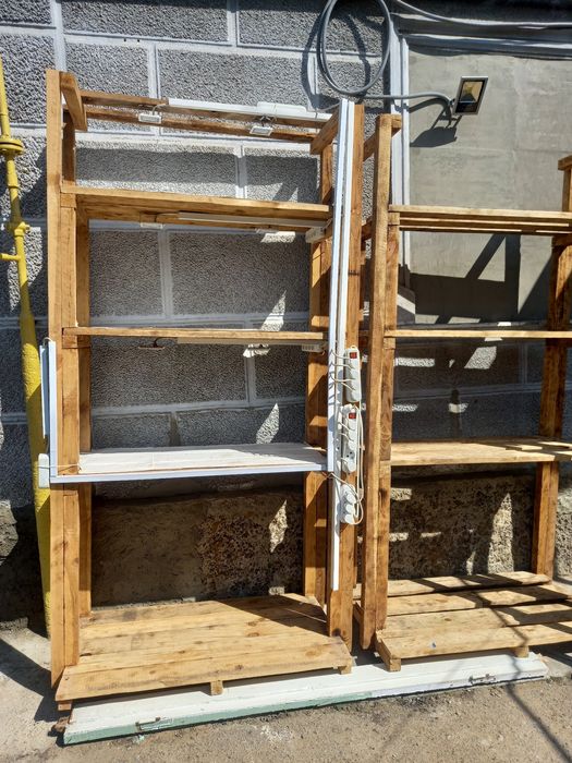 Стелажи деревяные для аквариумов.