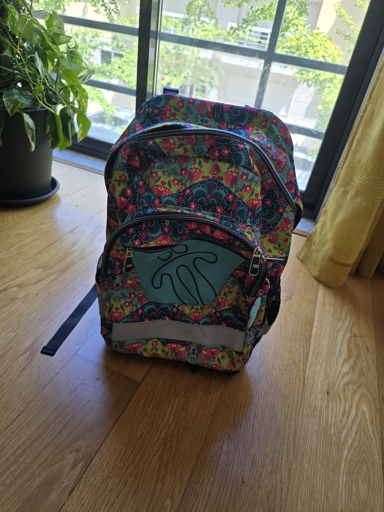 Mochila escolar Totto Nova com etiqueta
