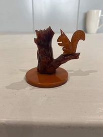 Figurka pamiątkowa wiewiórka na pniu