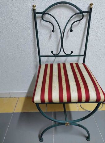 Cadeira em ferro fundido estufada