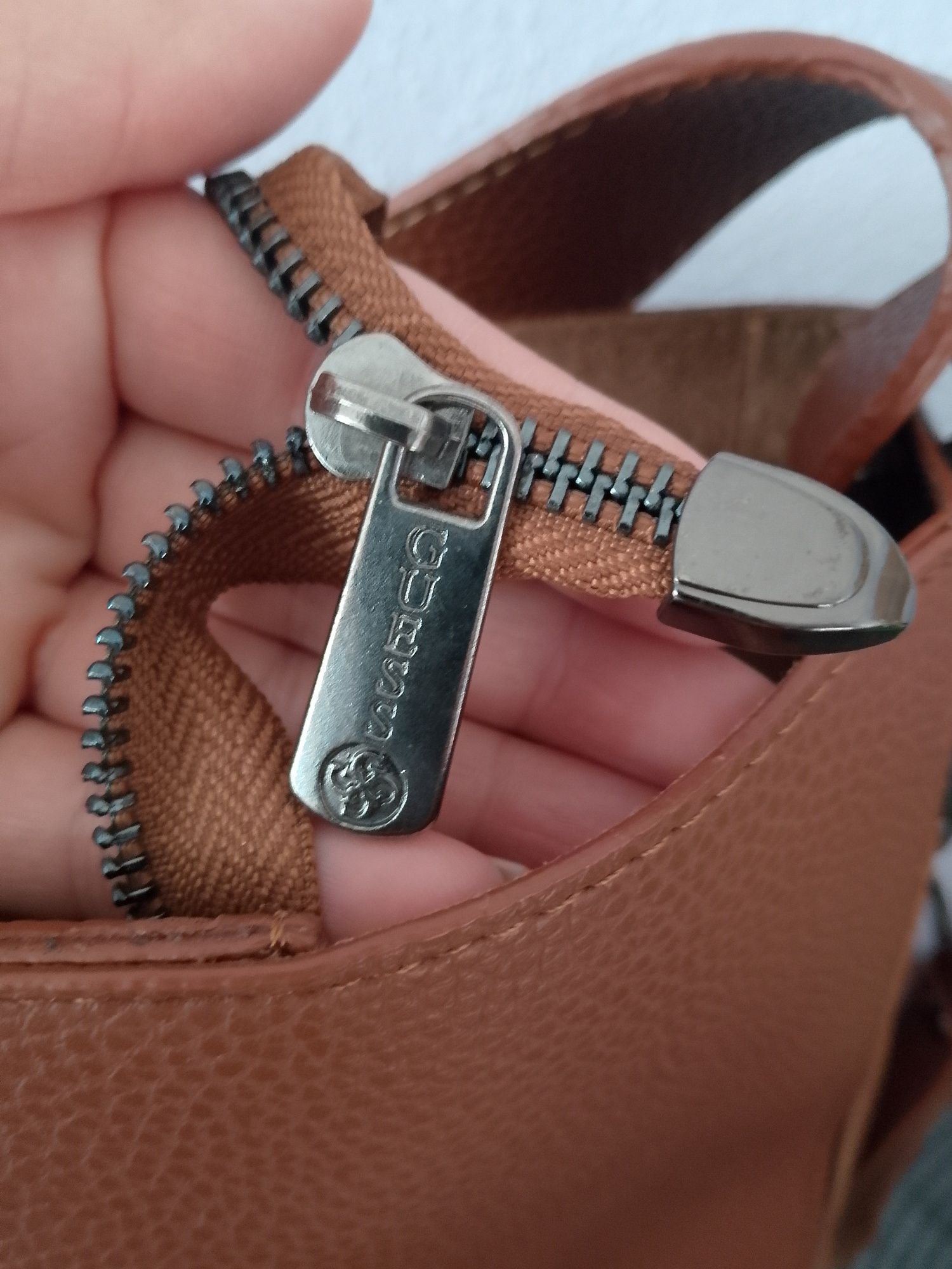 Torebka w kolorze camel Guess