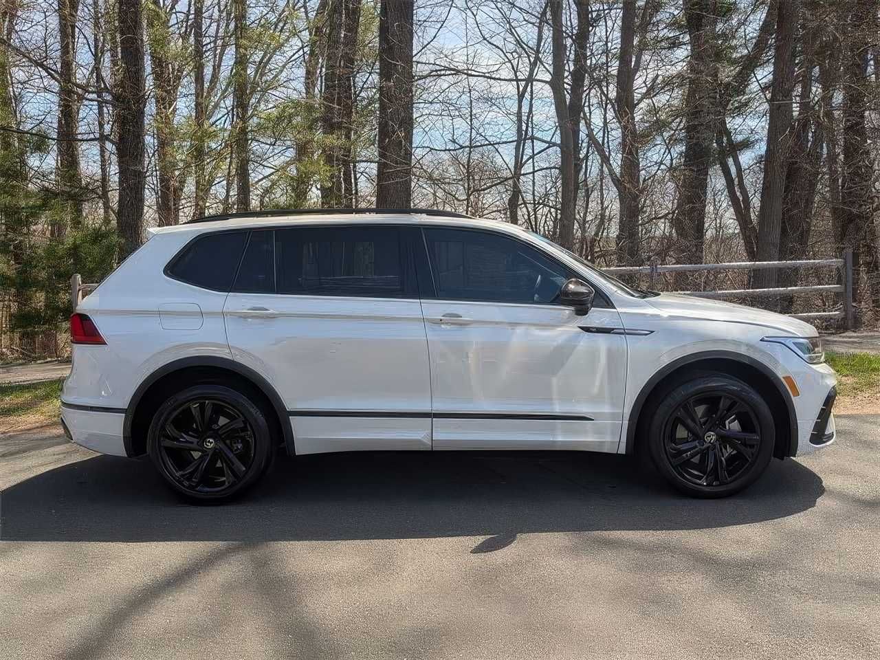 2023 Volkswagen Tiguan SE R-Line Black