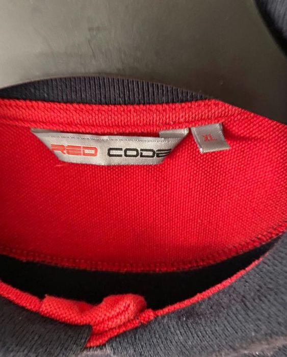 Polo azul e vermelho da Red Code